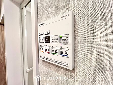 浴室暖房乾燥機を完備しておりますので雨天時のお洗濯も安心です。洗濯機を配置しても十分なスペースがあるランドリースペースと隣接し、洗う・干す動線もスムーズです。毎日の家事時間をぐっと短縮できる設計です。