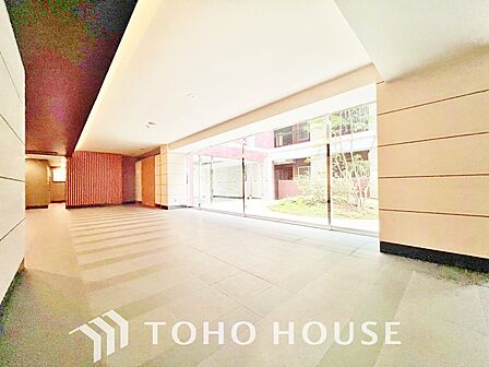 ここに住まわれる人専用のロビー。ゆったりとした休息と癒やしを提供してくれる空間があります。落ち着いた雰囲気が漂う贅沢な共用スペースは、住まう人のステータスを満たし、日々の生活に安らぎを与えてくれます。