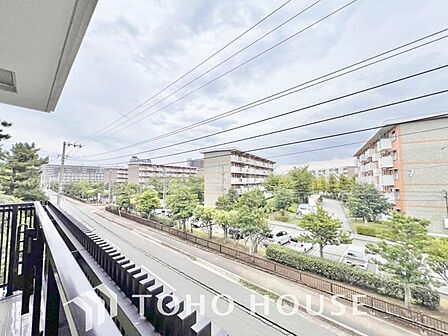 豊かな眺望にふさわしい空間は、通風・採光に優れ、心地よい光と風があふれています。明るい陽ざしが差し込む開放的なリビングとも繋がり、毎日の暮らしに上質な癒やしと特別な時間を届けてくれる素敵な住まいです。