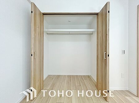 お部屋をすっきりと保つクローゼットを完備した洋室です。寝室や子ども部屋、書斎など、用途を問わず多目的に使えるシンプルな設計が魅力。大切な衣類や小物をスマートに収納でき、心地よい空間づくりを支えます。