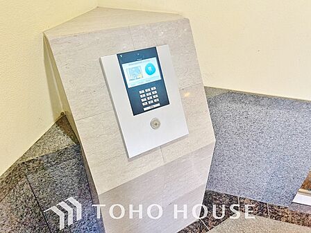 こちらのエントランスにはオートロックシステムを導入しているマンションです。不審者の侵入を防ぐ役割があり、日々の暮らしに安心感をプラスしてくれます。ご家族みんなが毎日を穏やかに、心地よく過ごせる住まい。