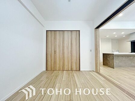 白を基調とした室内は、明るい住空間を造り出すだけでなく、清潔感をもたらしてくれます。どんな家具やインテリアとも相性が良く、好みの空間に模様替えしやすい洋室に。お部屋全体をより広く見せる効果もあります。