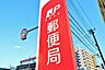 設備：毎日料理をする方や、品数を多く作りたいご家族に、嬉しい3口コンロ。複数の調理を同時に進められるため、忙しい時間帯の夕食準備もスムーズにはかどります。料理の効率と、楽しさを広げてくれる、必須の設備です。