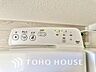 設備：清潔で快適なトイレタイムをサポートする、温水洗浄便座を完備しました。気になるニオイを抑える脱臭機能なども備えており、いつも爽やかで心地よい空間を保ちます。日々の暮らしに寄り添う嬉しいこだわり設備です。