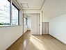 寝室：お子様の心と身体を見守る子供部屋。小さな自立心を育む工夫が施された空間設計です。将来の部屋割りや成長に伴う模様替えなども見据え、ご家族の明るい未来をイメージしながら魅力あふれる現地をぜひご覧ください。