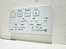 トイレ：快適な温水洗浄便座（ウォシュレット）を完備。毎日使う場所だからこそ清潔でお手入れがしやすい衛生的な機能にこだわりました。冬場でも便座が温かく、季節を問わず誰もが心地よく使える嬉しい標準設備となります。