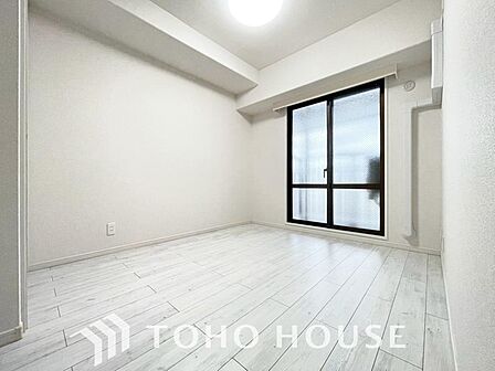 快適な光と心地よい風を取り入れ、心と体をゆったりと安らげる寝室です。広々とした洋室は寝室に最適です。ベッドやデスク、ドレッサーなどを配置しても、ゆとりある空間で、一日の疲れを心地よく癒やしてくれます。