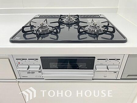 毎日料理をする方や、品数を多く作りたいご家族に、嬉しい3口コンロ。複数の調理を同時に進められるため、忙しい時間帯の夕食準備もスムーズにはかどります。料理の効率と、楽しさを広げてくれる、必須の設備です。