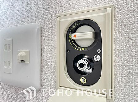 冬場に重宝するガスファンヒーターなどの使用に便利で頼もしい室内ガス栓。ワンタッチで手軽に接続でき、寒い季節の快適な暖房環境を、スムーズに整えます。安全かつスマートに、温かい空間づくりを支える設備です。