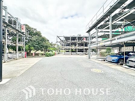 お出かけや日々の移動に便利な敷地内駐車場のあるマンション。車をすぐ近くに停められる安心感と利便性が、快適な新生活を支えます。区画のサイズ、現在の空き状況、料金等についてはお気軽にお問い合わせください。