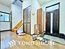 玄関：毎日家族を見送り、そして迎え入れる「帰りたくなる家」をテーマに設計した自慢の玄関です。「ただいま」「おかえり」。新居で交わす何気ない挨拶や、日々のやり取りが、家族の絆をより一層深めて心地よく響きます。