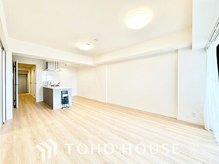 ホワイトナチュラルのテイストが、自然体で過ごせる心地良さを生み出しています。爽やかな光と、風が舞い込む空間は、日々の忙しさを忘れさせ心からの安らぎを実感できる、暮らしの質を高める洗練された住まいです。