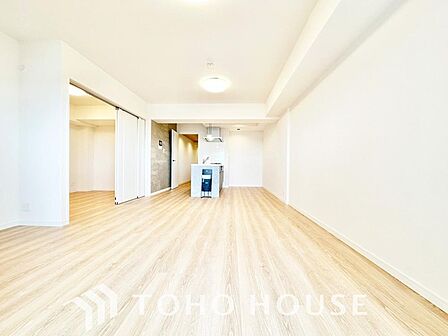 心地よい風と柔らかな光が舞い込む開放的なリビング。地域の活気や鼓動を身近に感じながら、心からリラックスできる住空間を実現しました。日々の暮らしに心地よい刺激と穏やかな寛ぎの時間を届ける特別な場所です。