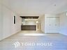 室内：建物の居住性にこだわった邸宅は、「落ち着き」と「安らぎ」と「快適」を実現してくれます。「ホワイトナチュラルのテイスト」が、自然体で過ごせる心地良さを生み出し、家族の優しい時間がここでは流れてゆきます。