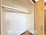 収納：建物内部の収納には拘りました。共有部分に設けた収納。お荷物が多い方にも安心です。