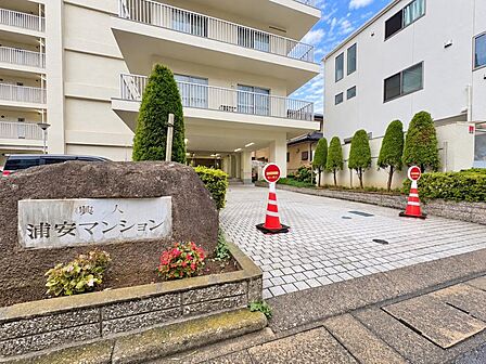 色合いも落ち着いた色を中心に構成され、重厚感のある雰囲気で居住者・来客者を迎えてくれます。