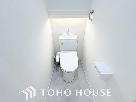 清潔な空間を保てるよう、お手入れのしやすさにもこだわり、汚れをサッと拭き取れる床材と壁紙を採用。快適な温水洗浄便座に加え、手洗い一体型のトイレはスペースの節約ができ、ゆったりとした空間が確保できます。