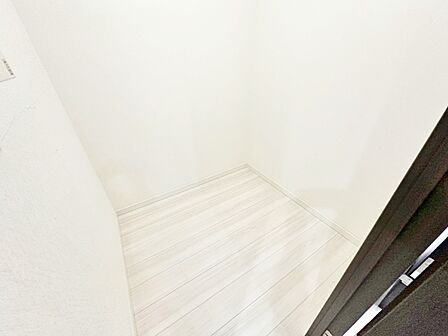 衣類から、季節物までたっぷりと収納できるウォークインクローゼットを完備。荷物を集約できるため、居室をいつでもスッキリと美しく保てます。毎日の着替えが楽しくなる、ゆとりの収納力を、ぜひ現地でご覧下さい。
