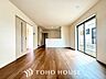 リビング/ダイニング：家族が集う一戸建ての広々としたリビング。大きな窓から明るい光が差し込み、開放感にあふれた空間です。家具の配置も自由自在で、家族団らんの時間を心地よく演出。家族の笑顔と会話が自然と弾む住まいの中心です。