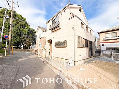 外観:美しく洗練された街並みや、周辺環境に呼応しながら、毎日の快適な暮らしを最優先に考慮した機能性の高い住まい。意匠を凝らした美しい佇まいと、日々の家事や生活動線を緻密に計算した設計が魅力の邸宅となります。 外観:美しく洗練された街並みや、周辺環境に呼応しながら、毎日の快適な暮らしを最優先に考慮した機能性の高い住まい。意匠を凝らした美しい佇まいと、日々の家事や生活動線を緻密に計算した設計が魅力の邸宅となります。
