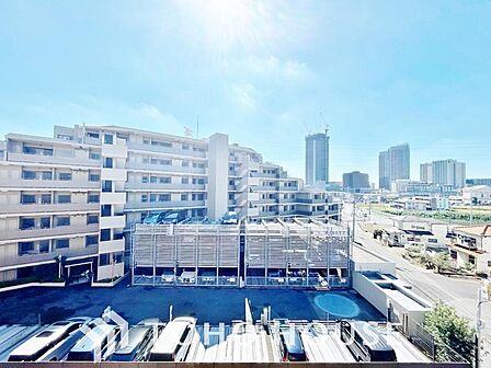 豊かな陽光に照らしだされる素敵な空間。季節を問わずに華やいだ素敵な風景をお楽しみいただけます。大きな窓から差し込む光が室内を明るく満たし、日々の暮らしに、四季の彩りと至福のラックスタイムをお届けます。