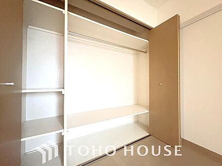 建物内部の収納には拘りました。共有部分に設けた収納。お荷物が多い方にも安心です。
