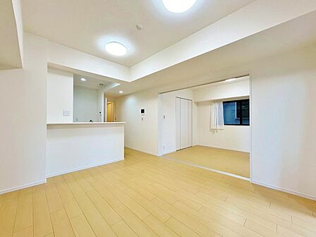 一日の中で多くの時間を過すことになるリビング。さわやかな「通風」と「採光」を存分に感じる事が出来る空間です。「ここに住むからこそ意味がある」そんな特別感に浸りながら、毎日をお過ごしいただきたい・・・。