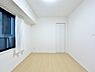 子供部屋：清潔感あるホワイトの壁紙と温もり溢れるカラーの床材。毎日の生活を少しでも快適に過ごして頂ける様、飽きのこない雰囲気です。お客様の求める本当の住み心地とは何なのか。そのための一手間一工夫を惜しみません。