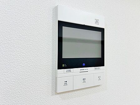 見える安心をカタチにしました。誰が来ても一目で相手の顔がわかる、モニター付きインターホンを設置しています。お子様の留守番時や防犯面でも、非常に効果的で、毎日の暮らしに確かな安心感をプラスする設備です。