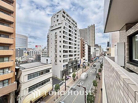 その豊かな眺望にふさわしい空間には、通風 採光にも優れ、心地よい光と風があふれています。