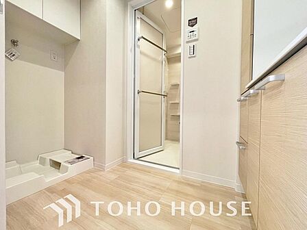 平日の朝であっても落ち着きとくつろぎを感じられる空間。気持ちよく身だしなみを整えられます。ゆとりある広さの洗面台には大型ミラーや収納も完備。慌ただしい朝の時間にも、心地よいゆとりが生まれる設計です。
