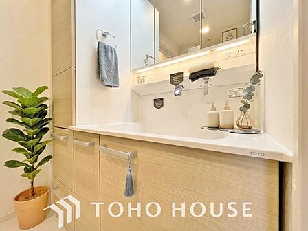 シンプルだからこそ使いやすい。スタンダードなデザインの洗面ボウルは清潔感あるオフホワイトです。毎日の身支度をスムーズにする使い勝手の良い設計で機能美も追求。日々の暮らしに心地よく寄り添う洗面空間です。