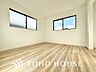 洋室：白を基調とした室内は、明るい住空間を造り出すだけでなく、清潔感をもたらしてくれます。どんな家具やインテリアとも相性が良く、好みの空間に模様替えしやすい洋室に。お部屋全体をより広く見せる効果もあります。