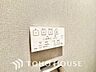 トイレ：毎日使うトイレには快適な温水洗浄便座を完備しています。清潔感のあるプライベート空間で日々の生活に心地よいゆとりをプラス。毎日の暮らしをさらに一段と快適にしてくれる、嬉しいこだわり設備仕様の住まいです。