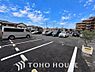 駐車場：「お出かけや日々の移動に便利な敷地内駐車場のあるマンション。車をすぐ近くに停められる安心感と利便性が、快適な新生活を支えます。区画のサイズ、現在の空き状況、料金等についてはお気軽にお問い合わせください