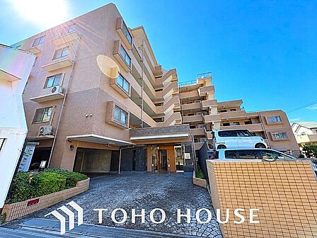 街並みと調和する美しい外観。新生活をイメージできるよう、ご見学では周辺施設までご案内いたします。