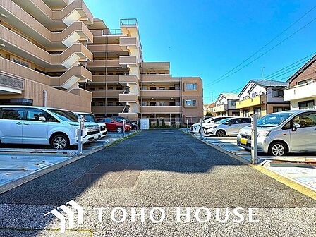 「月駐車場からの卒業」ゆとりある駐車スペースが自慢の当物件は大きめのお車でも駐車可能です。自転車やバイクなど、ゆとりのある敷地で置き場所に困ることはないでしょう。