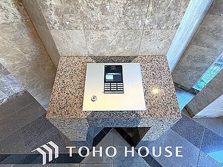 「エントランスオートロック」エントランスにはオートロックが完備されております。マンション関係者以外の人が立ち入ることができない為、不審者やセールスの侵入を防ぎます。また、空き巣対策にも効果的で安心◎