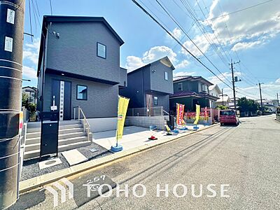 外観:街並みの風景に包み込まれながら、瀟洒な印象も湛えて佇みます。 外観:街並みの風景に包み込まれながら、瀟洒な印象も湛えて佇みます。