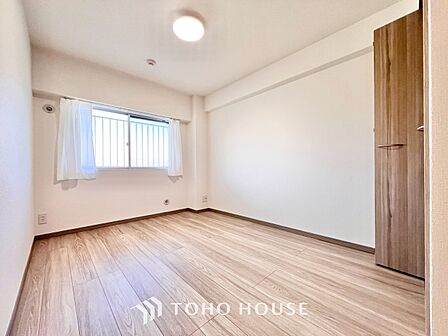 清潔感あるホワイトの壁紙と温もり溢れるカラーの床材。毎日の生活を少しでも快適に過ごして頂ける様、飽きのこない雰囲気です。お客様の求める本当の住み心地とは何なのか。そのための一手間一工夫を惜しみません。