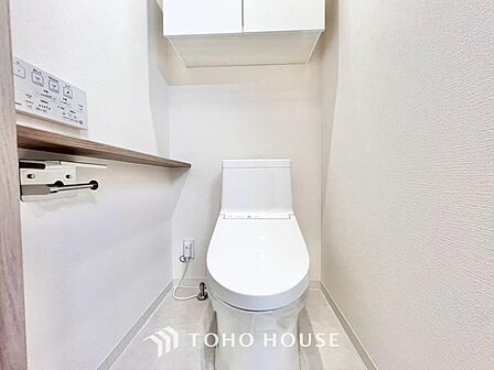 清潔な空間を保てるよう、お手入れのしやすさにもこだわり、汚れをサッと拭き取れる床材と壁紙を採用。快適な温水洗浄便座に加え、手洗い一体型のトイレはスペースの節約ができ、ゆったりとした空間が確保できます。