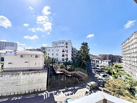 青空を感じられるバルコニーには、爽やかな風が吹き抜け、周辺には戸建住宅街の景色が広がります・・・。その豊かな眺望にふさわしい住空間には、通風と採光にも優れ、心地よい光と風があふれる設計となっています。