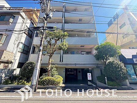 周囲の景観に調和する美しい外観。アースカラーの外観がおだやかな佇まいに明るい開放感を与えます。周辺の豊かな緑や自然に溶け込む洗練されたデザインで、住むほどに愛着が深まる心地よい佇まいを実現しています。
