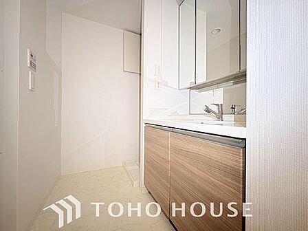 平日の朝であっても落ち着きとくつろぎを感じられる空間。気持ちよく身だしなみを整えられます。ゆとりある広さの洗面台には大型ミラーや収納も完備。慌ただしい朝の時間にも、心地よいゆとりが生まれる設計です。