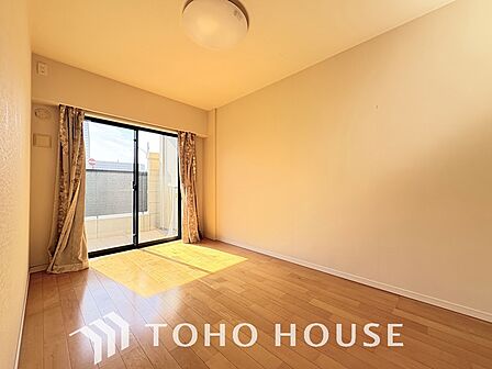 家具の配置がしやすい開放的な室内です。趣味の部屋としても十分な広さを確保しているため、自分好みの快適な空間作りを思いのままに楽しめます。毎日の暮らしをより豊かに彩ってくれる、自由度の高い間取りですね。