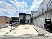 駐車3台以上（車種による）可能です！来客時や複数台所有のご家庭でも駐車スペースに困りません！