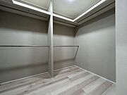 お洋服を大切にされる方に大変喜ばれるウォークインクローゼット！お洋服以外にも掃除機やスーツケースなども収納できます！