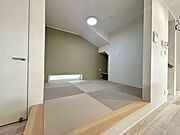 お昼寝に最適なリビング横の和室！柔らかな畳の感触が心地よく、リラックスタイムをゆったり過ごせます！