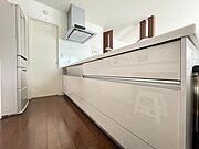冷蔵庫など置いても作業スペースが十分に確保できる広さです。ご家族でお料理を楽しめます♪