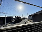 シーツのような大きいものを干してもカラッと乾くバルコニー！広い空が広がっています。